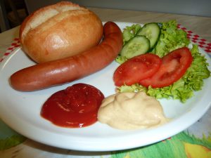 Brötchen mit Bockwurst und Salat